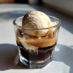 Affogato al caffè con gelato alla vaniglia