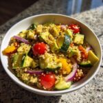 Insalata di quinoa con verdure e avocado