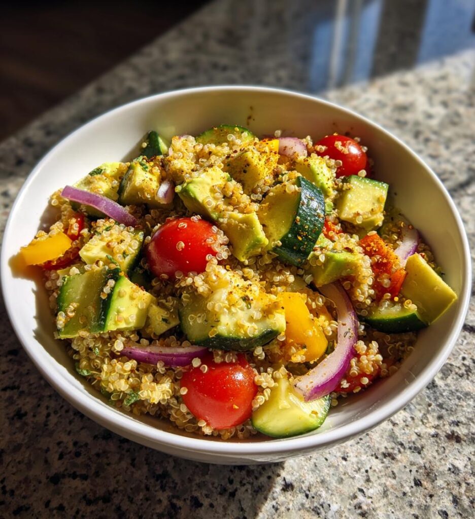 Insalata di quinoa con verdure e avocado