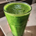 Smoothie verde con spinaci, mela e zenzero