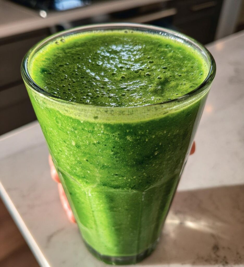 Smoothie verde con spinaci, mela e zenzero