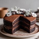Torta al cioccolato con decorazioni in pasta di zucchero