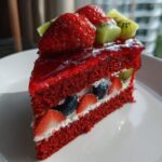 Torta rossa alla frutta (simbolo del colore della laurea)