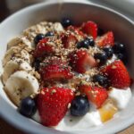 Yogurt greco con frutta fresca e semi