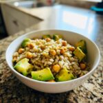 Bowl di riso integrale con avocado e ceci