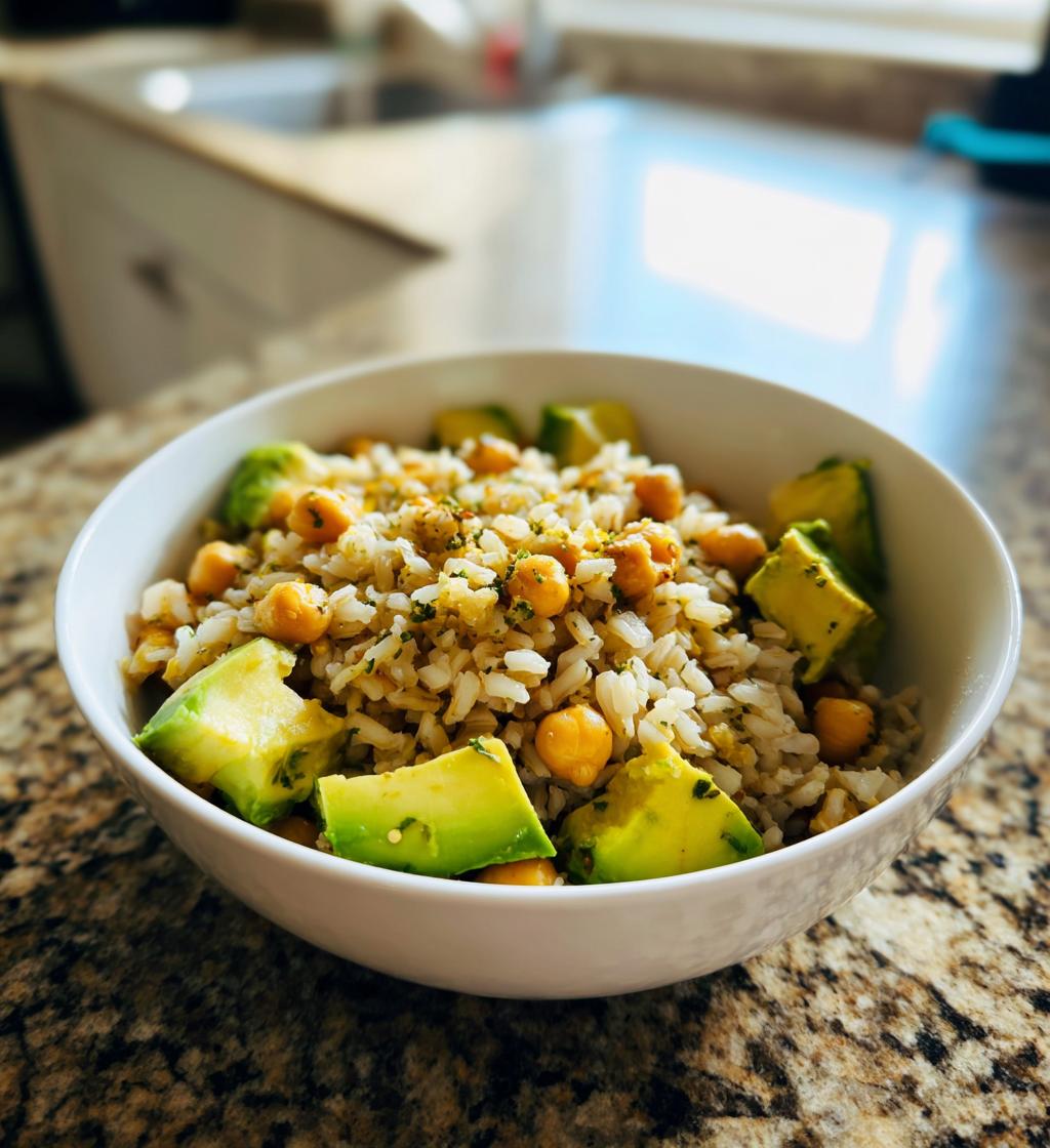 Bowl di riso integrale con avocado e ceci