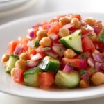 Insalata di ceci, pomodori e cetrioli