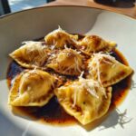 Ravioli del plin con fondo bruno