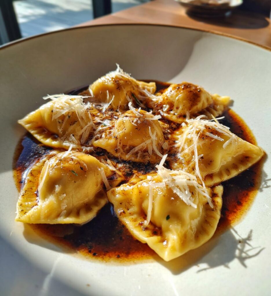 Ravioli del plin con fondo bruno