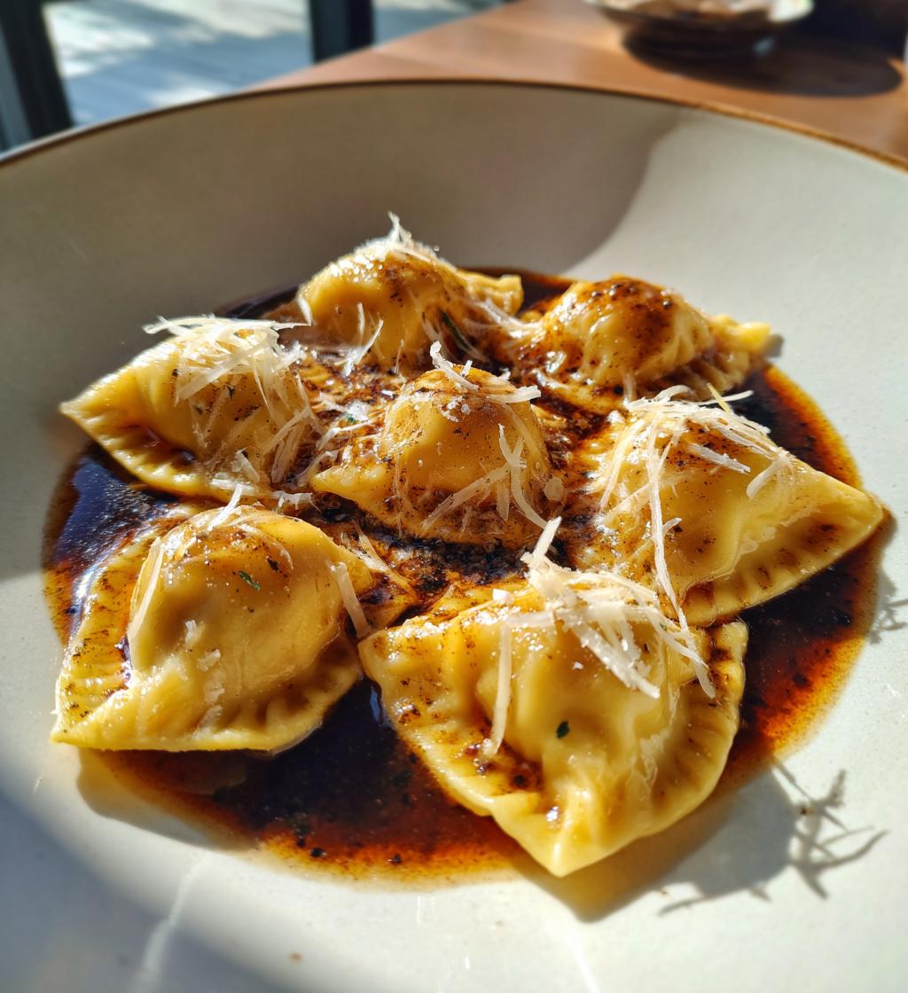 Ravioli del plin con fondo bruno